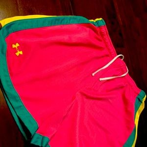Women’s size Small Under Armor shorts. Use but like new.